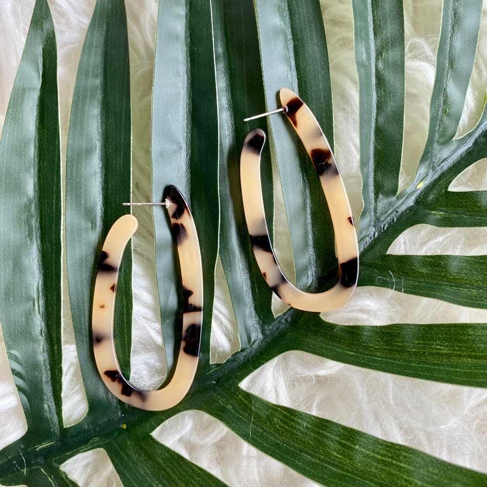 ✨ Tortoise oval hoop earrings
